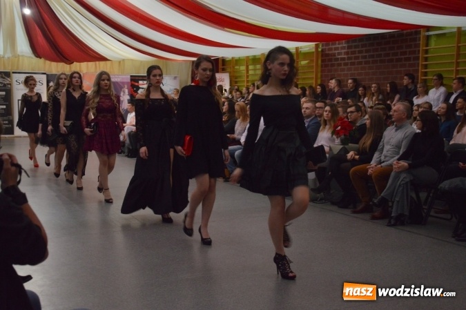 Zdjęcie w galerii na portalu naszwodzislaw.com: Druga edycja Fashion Day w Wodzisławiu, czyli pokaz mody w Ekonomiku  wiadomości z regionu