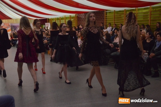 Zdjęcie w galerii na portalu naszwodzislaw.com: Druga edycja Fashion Day w Wodzisławiu, czyli pokaz mody w Ekonomiku  wiadomości z regionu