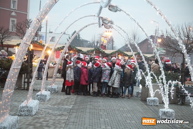 Zdjęcie w galerii na portalu naszwodzislaw.com: Szkoła z Rydułtów ze świątecznym utworem. Premiera jeszcze przed świętami!  wiadomości z regionu