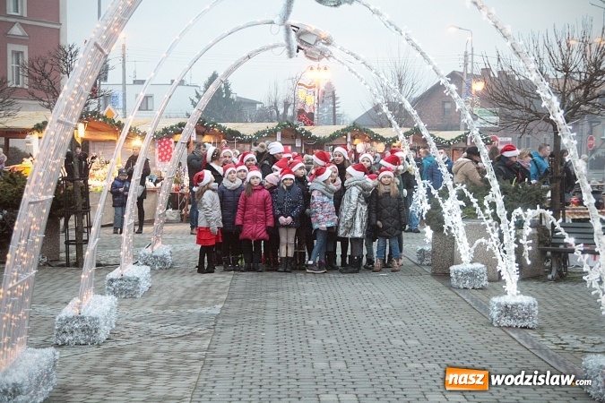 Zdjęcie w galerii na portalu naszwodzislaw.com: Szkoła z Rydułtów ze świątecznym utworem. Premiera jeszcze przed świętami!  wiadomości z regionu