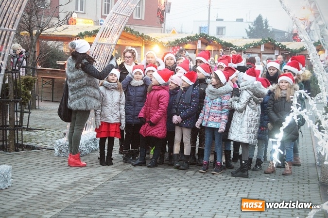 Zdjęcie w galerii na portalu naszwodzislaw.com: Szkoła z Rydułtów ze świątecznym utworem. Premiera jeszcze przed świętami!  wiadomości z regionu