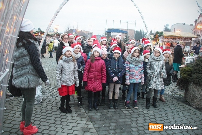 Zdjęcie w galerii na portalu naszwodzislaw.com: Szkoła z Rydułtów ze świątecznym utworem. Premiera jeszcze przed świętami!  wiadomości z regionu