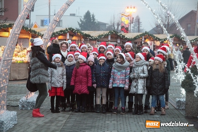 Zdjęcie w galerii na portalu naszwodzislaw.com: Szkoła z Rydułtów ze świątecznym utworem. Premiera jeszcze przed świętami!  wiadomości z regionu