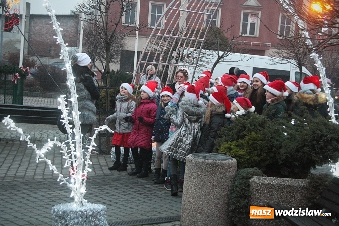 Zdjęcie w galerii na portalu naszwodzislaw.com: Szkoła z Rydułtów ze świątecznym utworem. Premiera jeszcze przed świętami!  wiadomości z regionu