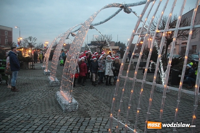 Zdjęcie w galerii na portalu naszwodzislaw.com: Szkoła z Rydułtów ze świątecznym utworem. Premiera jeszcze przed świętami!  wiadomości z regionu