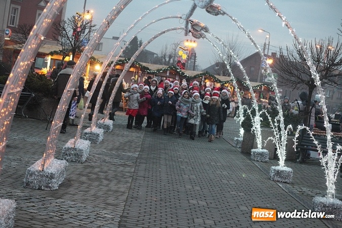 Zdjęcie w galerii na portalu naszwodzislaw.com: Szkoła z Rydułtów ze świątecznym utworem. Premiera jeszcze przed świętami!  wiadomości z regionu