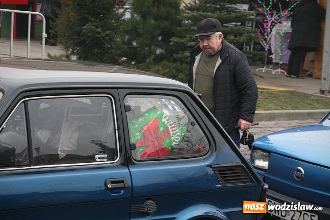 Zdjęcie w galerii na portalu naszwodzislaw.com: 760 spełnionych marzeń na 760-lecie miasta. Maluchy 126p pojawiły się na wodzisławskim Rynku  wiadomości z regionu