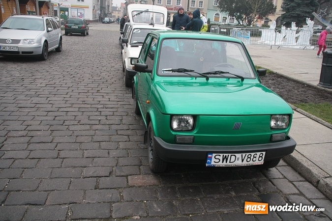 Zdjęcie w galerii na portalu naszwodzislaw.com: 760 spełnionych marzeń na 760-lecie miasta. Maluchy 126p pojawiły się na wodzisławskim Rynku  wiadomości z regionu