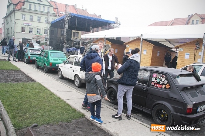 Zdjęcie w galerii na portalu naszwodzislaw.com: 760 spełnionych marzeń na 760-lecie miasta. Maluchy 126p pojawiły się na wodzisławskim Rynku  wiadomości z regionu