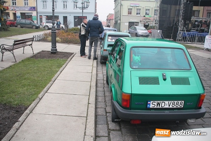 Zdjęcie w galerii na portalu naszwodzislaw.com: 760 spełnionych marzeń na 760-lecie miasta. Maluchy 126p pojawiły się na wodzisławskim Rynku  wiadomości z regionu