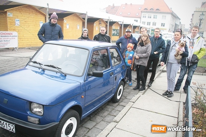 Zdjęcie w galerii na portalu naszwodzislaw.com: 760 spełnionych marzeń na 760-lecie miasta. Maluchy 126p pojawiły się na wodzisławskim Rynku  wiadomości z regionu