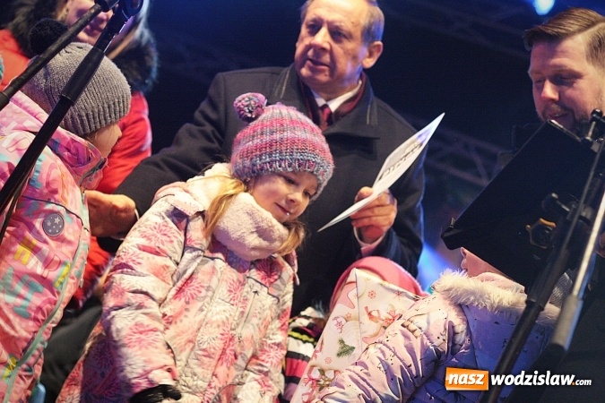 Zdjęcie w galerii na portalu naszwodzislaw.com: Mieszkańcy i władza przy świątecznym stole. Za nami Miejska Wigilia  wiadomości z regionu