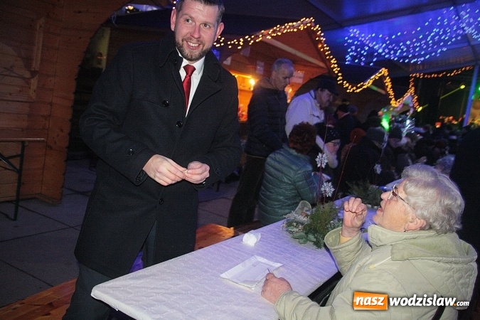 Zdjęcie w galerii na portalu naszwodzislaw.com: Mieszkańcy i władza przy świątecznym stole. Za nami Miejska Wigilia  wiadomości z regionu