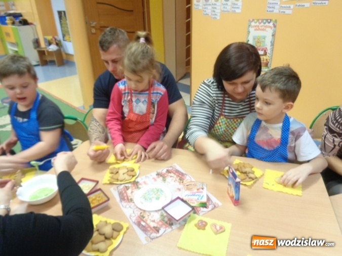Zdjęcie w galerii na portalu naszwodzislaw.com: Wspólne dekorowanie pierników w osiemnastce  wiadomości z regionu