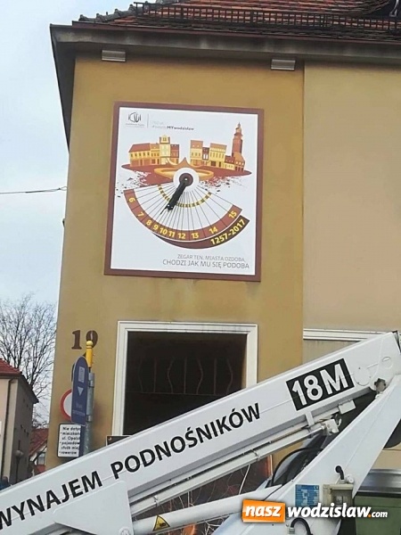 Zdjęcie w galerii na portalu naszwodzislaw.com: Wodzisław: Nowy zegar słoneczny na rynku wiadomości z regionu