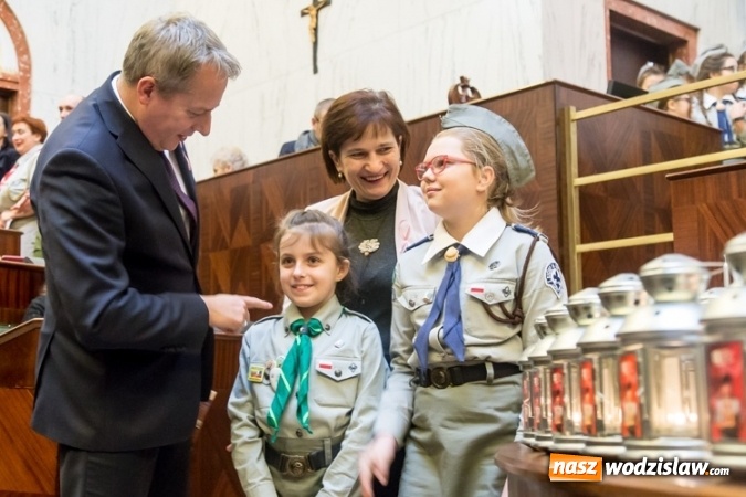 Zdjęcie w galerii na portalu naszwodzislaw.com: Betlejemskie światło rozpaliło Śląskie wiadomości z regionu