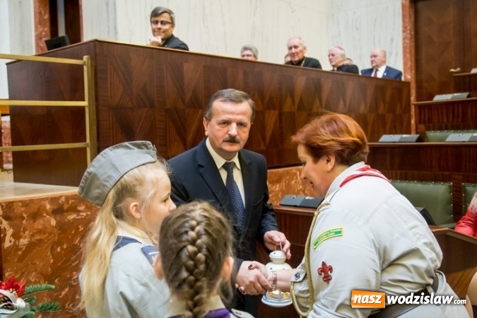 Zdjęcie w galerii na portalu naszwodzislaw.com: Betlejemskie światło rozpaliło Śląskie wiadomości z regionu