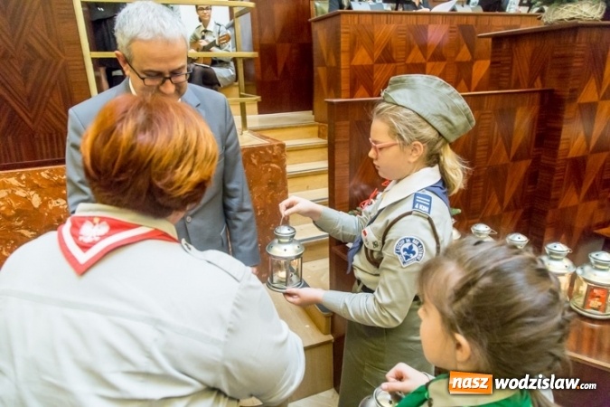 Zdjęcie w galerii na portalu naszwodzislaw.com: Betlejemskie światło rozpaliło Śląskie wiadomości z regionu