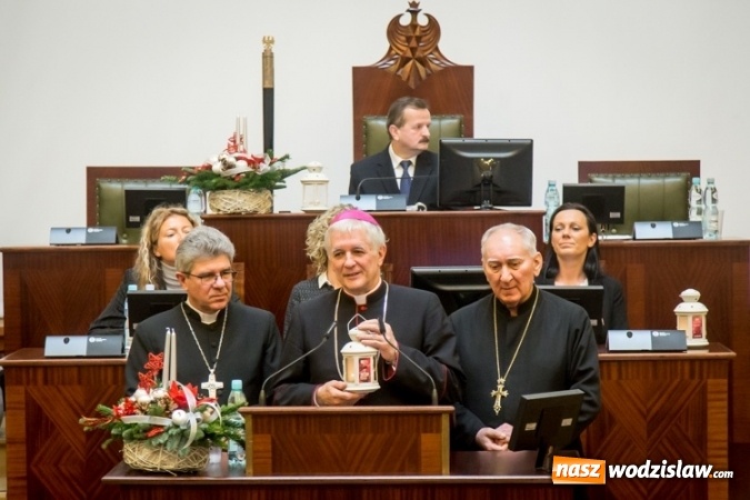 Zdjęcie w galerii na portalu naszwodzislaw.com: Betlejemskie światło rozpaliło Śląskie wiadomości z regionu