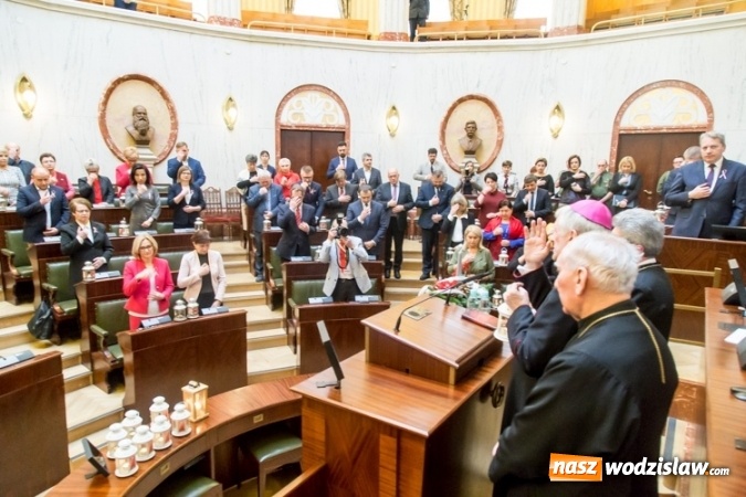 Zdjęcie w galerii na portalu naszwodzislaw.com: Betlejemskie światło rozpaliło Śląskie wiadomości z regionu
