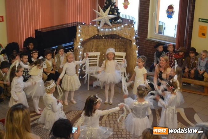 Zdjęcie w galerii na portalu naszwodzislaw.com: Koncert kolęd i piosenek świątecznych w połomskim przedszkolu wiadomości z regionu