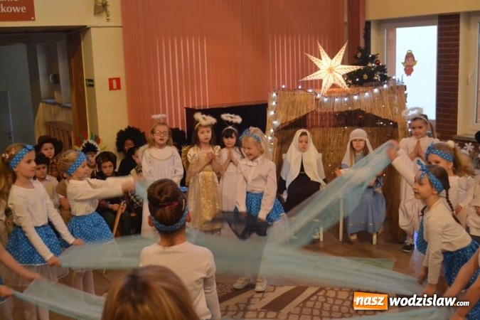Zdjęcie w galerii na portalu naszwodzislaw.com: Koncert kolęd i piosenek świątecznych w połomskim przedszkolu wiadomości z regionu