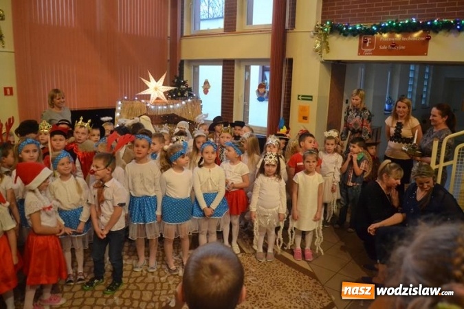 Zdjęcie w galerii na portalu naszwodzislaw.com: Koncert kolęd i piosenek świątecznych w połomskim przedszkolu wiadomości z regionu