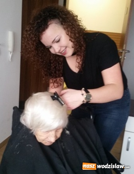 Zdjęcie w galerii na portalu naszwodzislaw.com: Metamorfozy seniorów. Fryzjerki z ZSP w Pszowie odwiedziły dom opieki na Wilchwach wiadomości z regionu