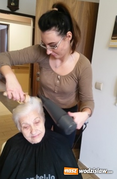 Zdjęcie w galerii na portalu naszwodzislaw.com: Metamorfozy seniorów. Fryzjerki z ZSP w Pszowie odwiedziły dom opieki na Wilchwach wiadomości z regionu