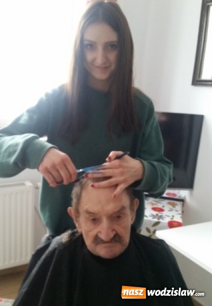 Zdjęcie w galerii na portalu naszwodzislaw.com: Metamorfozy seniorów. Fryzjerki z ZSP w Pszowie odwiedziły dom opieki na Wilchwach wiadomości z regionu