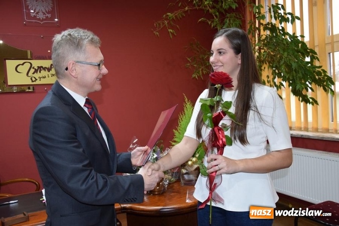 Zdjęcie w galerii na portalu naszwodzislaw.com: Mszana: Wójt Gminy wręczył stypendia dla najzdolniejszych studentów wiadomości z regionu