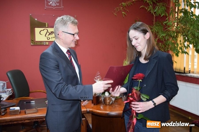 Zdjęcie w galerii na portalu naszwodzislaw.com: Mszana: Wójt Gminy wręczył stypendia dla najzdolniejszych studentów wiadomości z regionu