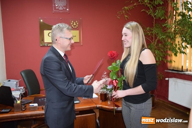 Zdjęcie w galerii na portalu naszwodzislaw.com: Mszana: Wójt Gminy wręczył stypendia dla najzdolniejszych studentów wiadomości z regionu