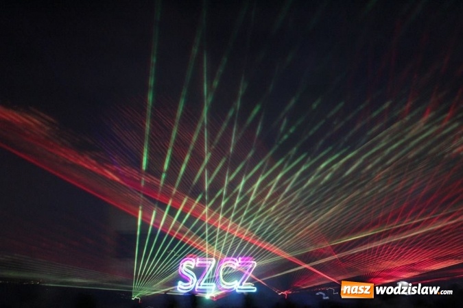 Zdjęcie w galerii na portalu naszwodzislaw.com: Lasery zamiast wybuchów. Zobacz, jak w Radlinie powitano Nowy Rok  wiadomości z regionu