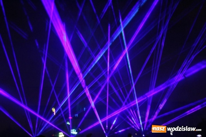 Zdjęcie w galerii na portalu naszwodzislaw.com: Lasery zamiast wybuchów. Zobacz, jak w Radlinie powitano Nowy Rok  wiadomości z regionu