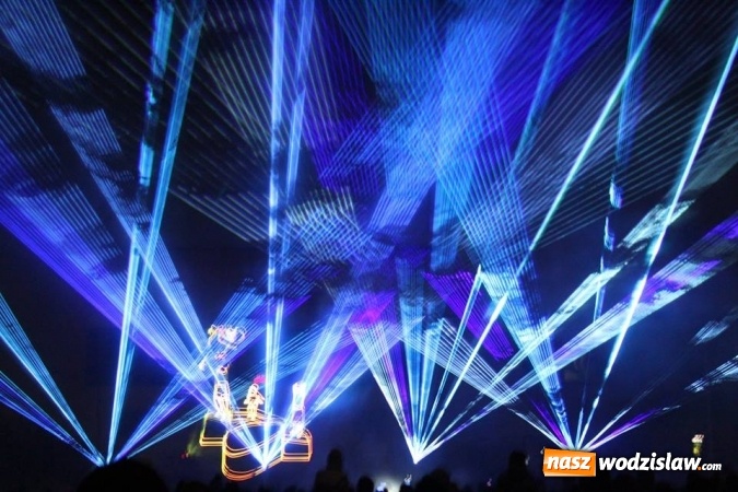 Zdjęcie w galerii na portalu naszwodzislaw.com: Lasery zamiast wybuchów. Zobacz, jak w Radlinie powitano Nowy Rok  wiadomości z regionu