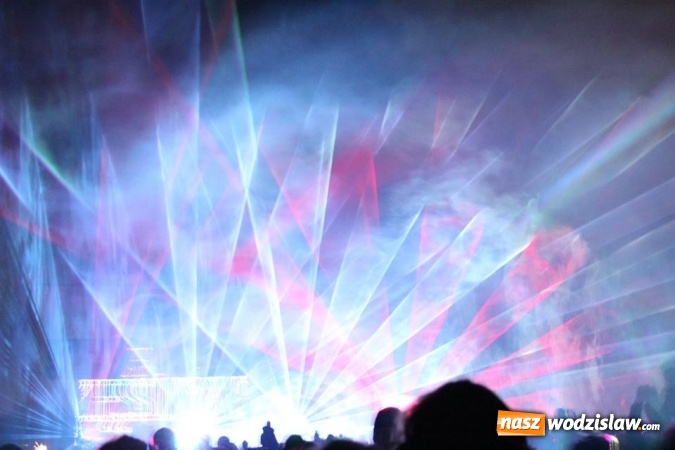 Zdjęcie w galerii na portalu naszwodzislaw.com: Lasery zamiast wybuchów. Zobacz, jak w Radlinie powitano Nowy Rok  wiadomości z regionu