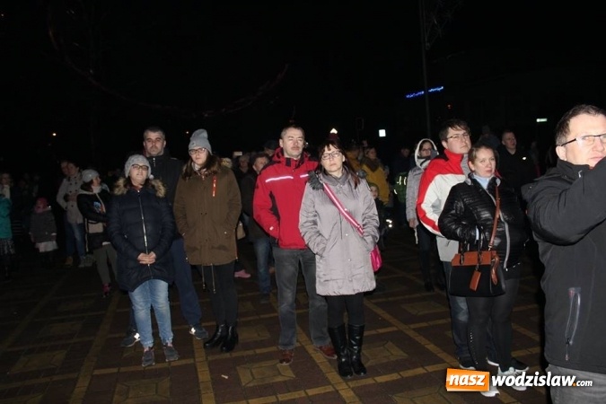 Zdjęcie w galerii na portalu naszwodzislaw.com: Lasery zamiast wybuchów. Zobacz, jak w Radlinie powitano Nowy Rok  wiadomości z regionu