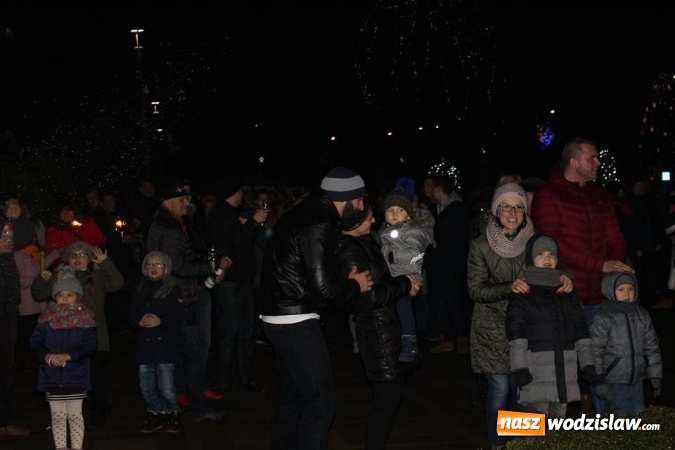 Zdjęcie w galerii na portalu naszwodzislaw.com: Lasery zamiast wybuchów. Zobacz, jak w Radlinie powitano Nowy Rok  wiadomości z regionu