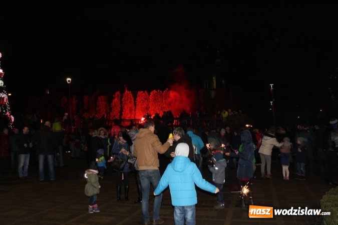 Zdjęcie w galerii na portalu naszwodzislaw.com: Lasery zamiast wybuchów. Zobacz, jak w Radlinie powitano Nowy Rok  wiadomości z regionu