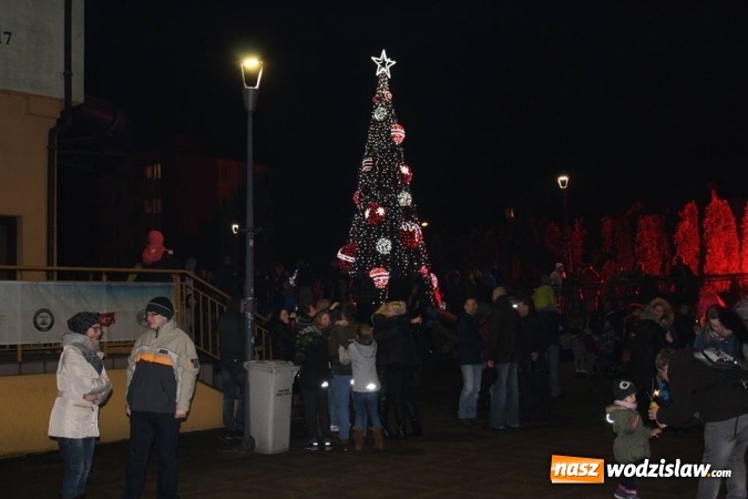 Zdjęcie w galerii na portalu naszwodzislaw.com: Lasery zamiast wybuchów. Zobacz, jak w Radlinie powitano Nowy Rok  wiadomości z regionu