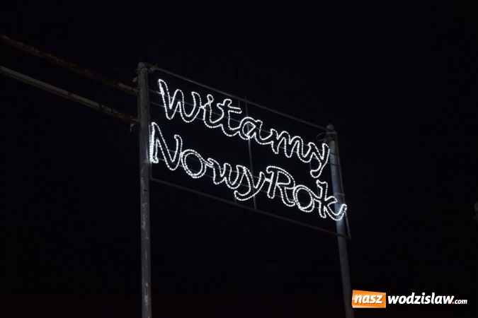 Zdjęcie w galerii na portalu naszwodzislaw.com:  Rydułtowy: Pokaz fajerwerków na przywitanie Nowego Roku  wiadomości z regionu