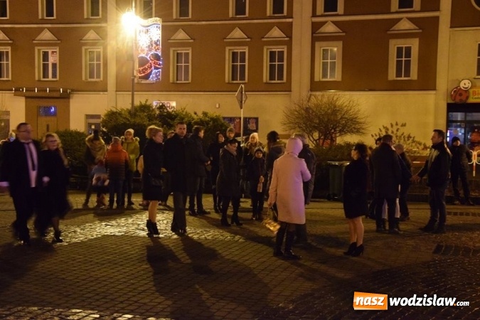 Zdjęcie w galerii na portalu naszwodzislaw.com:  Rydułtowy: Pokaz fajerwerków na przywitanie Nowego Roku  wiadomości z regionu
