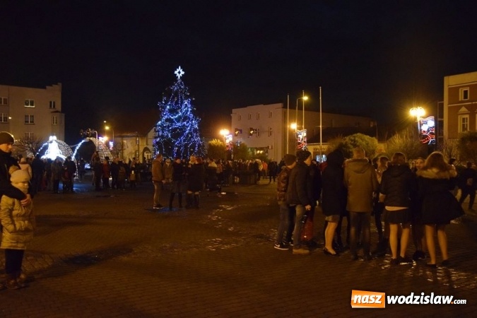 Zdjęcie w galerii na portalu naszwodzislaw.com:  Rydułtowy: Pokaz fajerwerków na przywitanie Nowego Roku  wiadomości z regionu