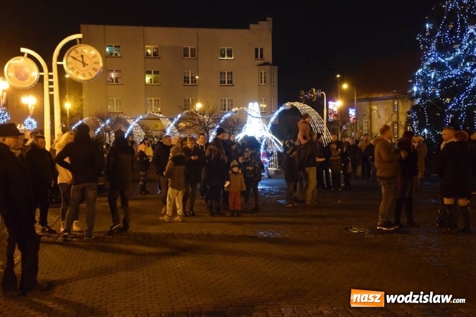 Zdjęcie w galerii na portalu naszwodzislaw.com:  Rydułtowy: Pokaz fajerwerków na przywitanie Nowego Roku  wiadomości z regionu