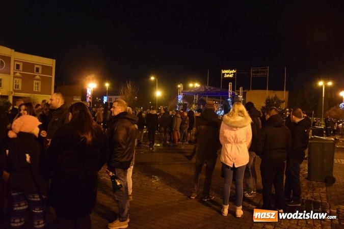 Zdjęcie w galerii na portalu naszwodzislaw.com:  Rydułtowy: Pokaz fajerwerków na przywitanie Nowego Roku  wiadomości z regionu