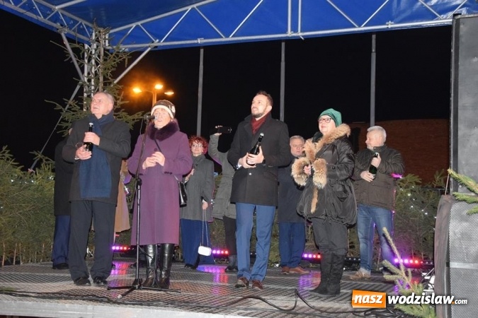 Zdjęcie w galerii na portalu naszwodzislaw.com:  Rydułtowy: Pokaz fajerwerków na przywitanie Nowego Roku  wiadomości z regionu