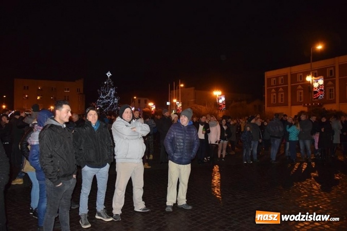 Zdjęcie w galerii na portalu naszwodzislaw.com:  Rydułtowy: Pokaz fajerwerków na przywitanie Nowego Roku  wiadomości z regionu