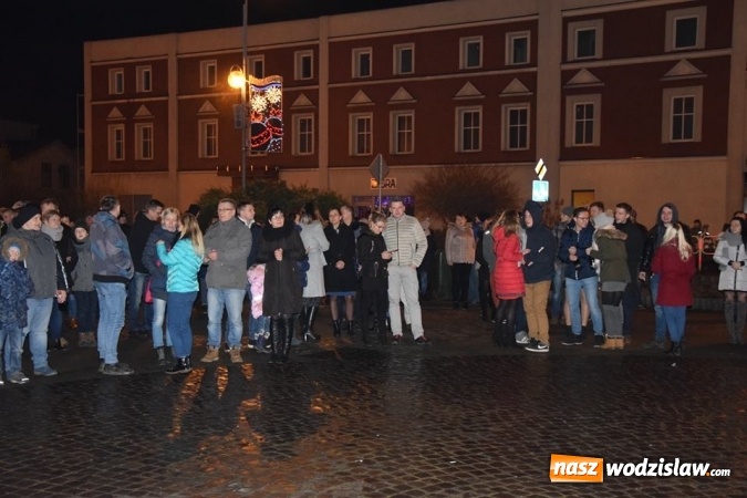 Zdjęcie w galerii na portalu naszwodzislaw.com:  Rydułtowy: Pokaz fajerwerków na przywitanie Nowego Roku  wiadomości z regionu
