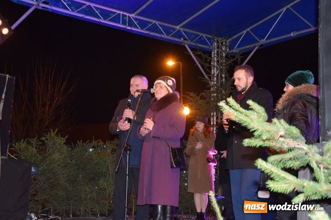 Zdjęcie w galerii na portalu naszwodzislaw.com:  Rydułtowy: Pokaz fajerwerków na przywitanie Nowego Roku  wiadomości z regionu